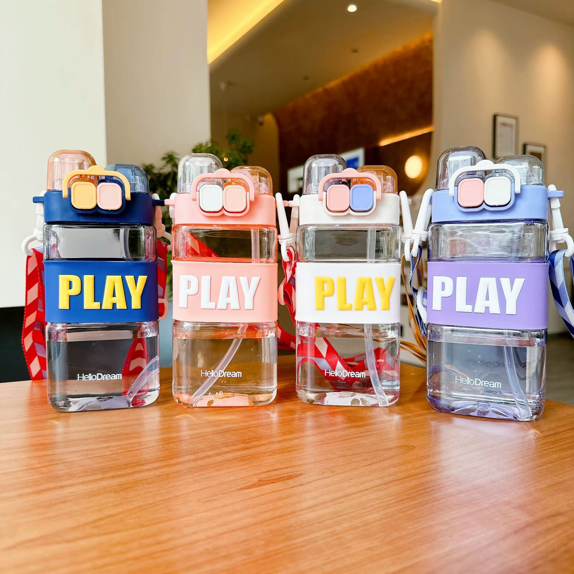 PLAY BASKILI LÜKS PİPETLİ MATARA